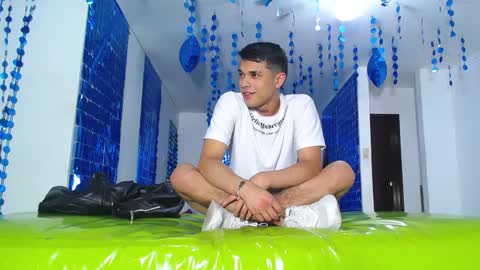 THOMAS AND DAMIAND online show from February 26, 3:14 am