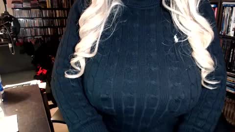 Aspen Vale online show from November 9, 9:28 pm