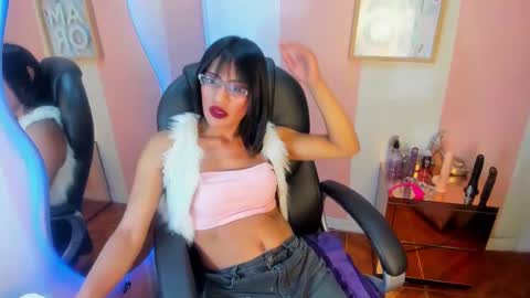 Snapshot of aura_love69 chatting on October 14, 5:10 am Monii Yi online show from October 14, 5:10 am