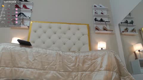 Aura sanders online show from November 7, 12:29 pm