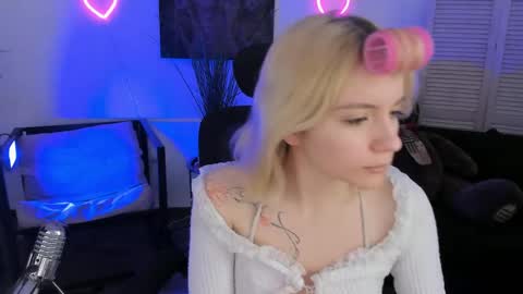 aurorawrenfield online show from April 2, 4:31 am