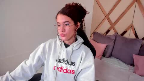 Avril  online show from December 22, 11:50 am