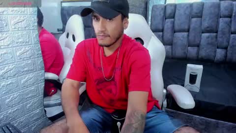Snapshot of axell_cross2 chatting on February 17, 7:55 pm Axell Cross2 online show from February 17, 7:55 pm