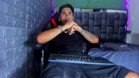 Snapshot of axell_cross2 chatting on October 20, 6:35 pm Axell Cross2 online show from October 20, 6:35 pm