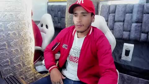 Snapshot of axell_cross2 chatting on February 9, 7:19 pm Axell Cross2 online show from February 9, 7:19 pm