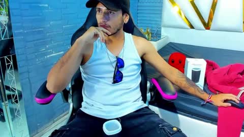 Snapshot of axell_cross2 chatting on February 11, 11:01 pm Axell Cross2 online show from February 11, 11:01 pm