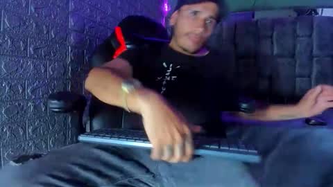 Snapshot of axell_cross2 chatting on October 15, 11:05 pm Axell Cross2 online show from October 15, 11:05 pm