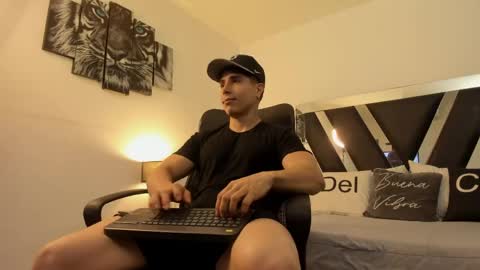 axelmartinezz online show from April 19, 8:11 pm