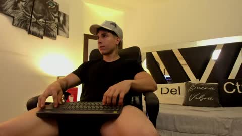 axelmartinezz online show from May 20, 9:21 pm