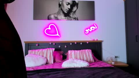 Aisha online show from April 10, 6:30 am