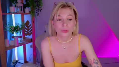 Elly online show from May 10, 3:18 pm