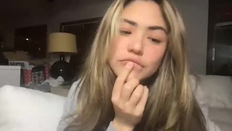 Elle online show from December 4, 5:40 am