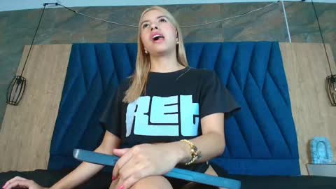 Snapshot of barbiie_98 chatting on September 19, 12:53 pm barbiie_98 online show from September 19, 12:53 pm