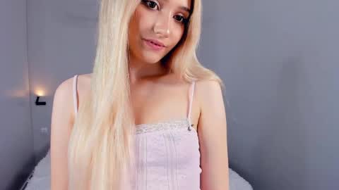 Mia online show from April 7, 3:14 pm