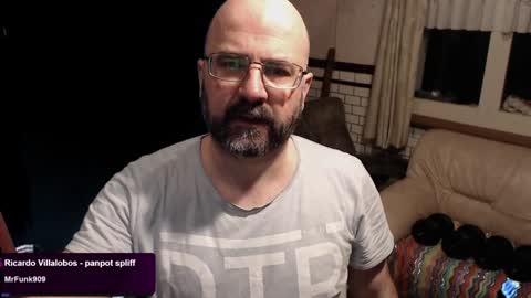 Snapshot of bazzz_8 chatting on December 27, 6:10 pm bazzz_8 online show from December 27, 6:10 pm