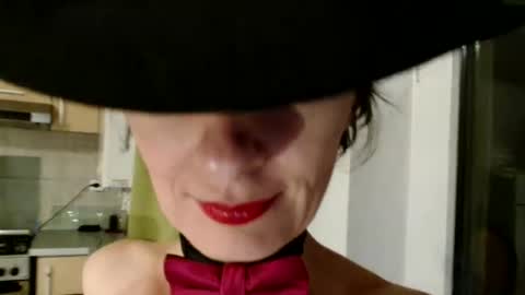 Raluca online show from October 9, 6:35 pm