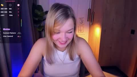 Snapshot of bella_cosmos chatting on October 18, 5:44 am Bella online show from October 18, 5:44 am