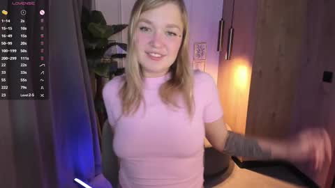 Snapshot of bella_cosmos chatting on September 23, 10:09 am Bella online show from September 23, 10:09 am