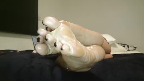 Snapshot of bella_sexy_feet chatting on February 10, 6:03 pm bella_sexy_feet online show from February 10, 6:03 pm