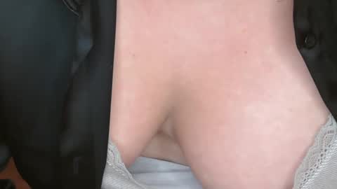 Snapshot of bella_sexy_feet chatting on February 17, 9:32 pm bella_sexy_feet online show from February 17, 9:32 pm