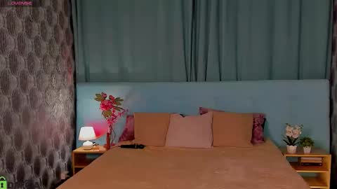 Snapshot of bella_stewartt chatting on October 3, 12:20 am Bella online show from October 3, 12:20 am