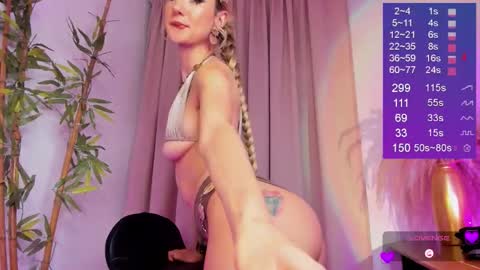 Snapshot of bella_white19 chatting on October 14, 8:23 pm Bella White online show from October 14, 8:23 pm