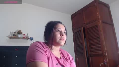 Snapshot of bella_xx9 chatting on December 11, 9:23 pm bella_xx9 online show from December 11, 9:23 pm