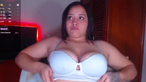 Snapshot of bella_xx9 chatting on January 20, 11:32 pm bella_xx9 online show from January 20, 11:32 pm