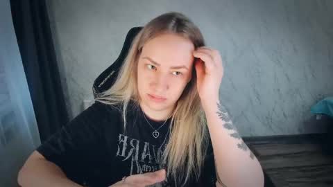 Your Annabelle Wolf  online show from May 25, 6:03 pm