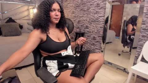 Snapshot of bellybigboobs chatting on October 2, 3:11 pm Belly online show from October 2, 3:11 pm