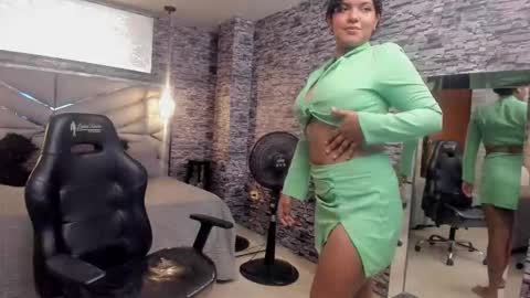 Snapshot of bellybigboobs chatting on October 14, 3:15 pm Belly online show from October 14, 3:15 pm