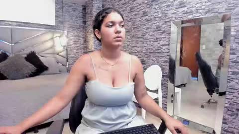 Snapshot of bellybigboobs chatting on October 8, 4:13 pm Belly online show from October 8, 4:13 pm