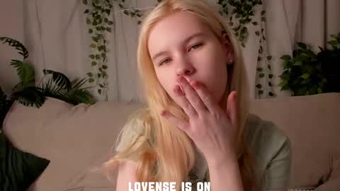 Eliz online show from November 20, 1:37 am