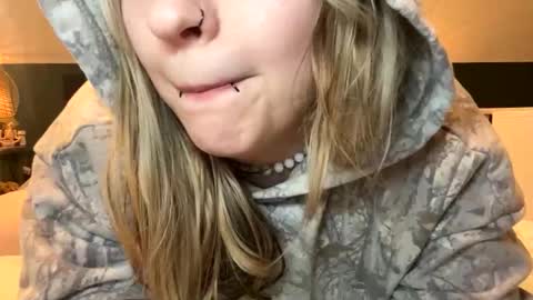 Ellie  online show from March 5, 3:04 am