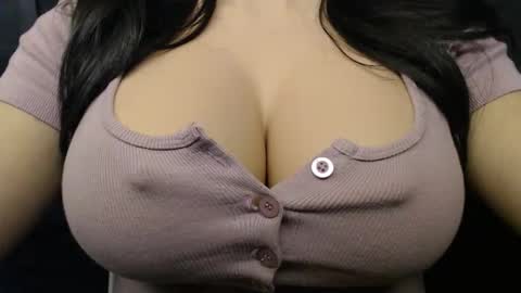 Snapshot of bigboobs_ivy chatting on October 3, 9:17 am Ivy online show from October 3, 9:17 am