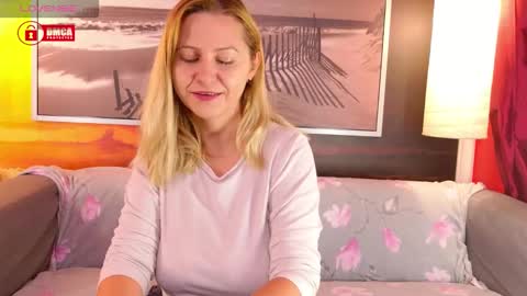 Snapshot of bigboobsarri chatting on October 2, 10:14 am BigBoobsArri online show from October 2, 10:14 am
