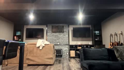 Snapshot of bigskinnyboyshh chatting on January 30, 8:32 am bigskinnyboyshh online show from January 30, 8:32 am