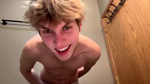 Snapshot of bigskinnyboyshh chatting on December 31, 9:06 pm bigskinnyboyshh online show from December 31, 9:06 pm