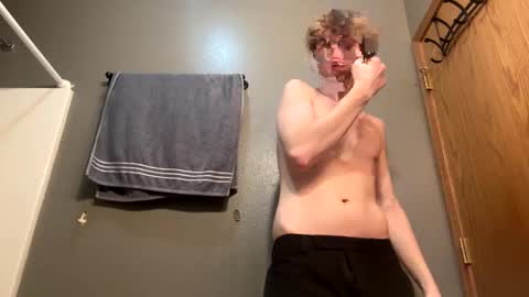 Snapshot of bigskinnyboyshh chatting on January 10, 6:09 am bigskinnyboyshh online show from January 10, 6:09 am