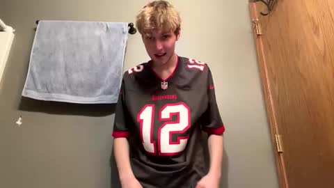 Snapshot of bigskinnyboyshh chatting on December 9, 10:22 am bigskinnyboyshh online show from December 9, 10:22 am