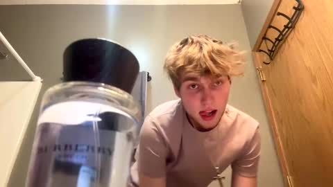 Snapshot of bigskinnyboyshh chatting on January 5, 8:42 pm bigskinnyboyshh online show from January 5, 8:42 pm