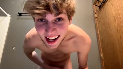 Snapshot of bigskinnyboyshh chatting on January 9, 5:43 pm bigskinnyboyshh online show from January 9, 5:43 pm