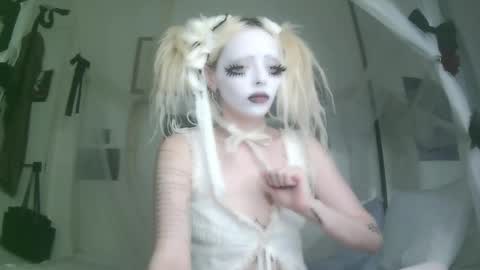 Snapshot of bl0odsyring3 chatting on October 9, 7:30 pm vampire fang online show from October 9, 7:30 pm