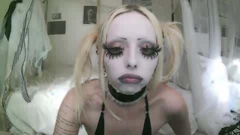 vampire fang  online show from February 18, 10:53 pm