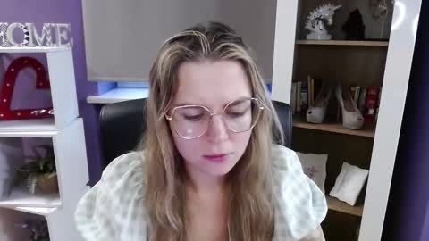 Z O E Y online show from November 10, 7:11 am