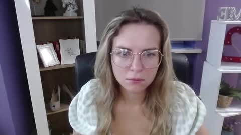 Snapshot of blackrosezoey chatting on October 2, 5:06 am Z O E Y online show from October 2, 5:06 am