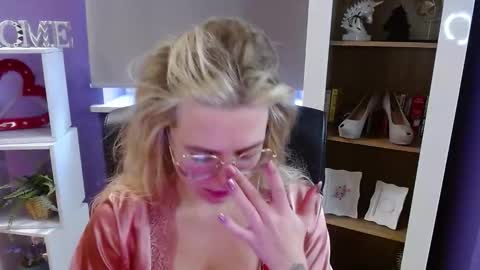 Z O E Y online show from February 18, 8:58 am