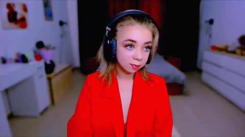 Nicole online show from September 18, 9:57 am