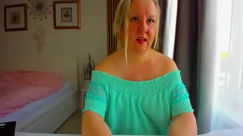 Nicole online show from April 1, 4:37 pm