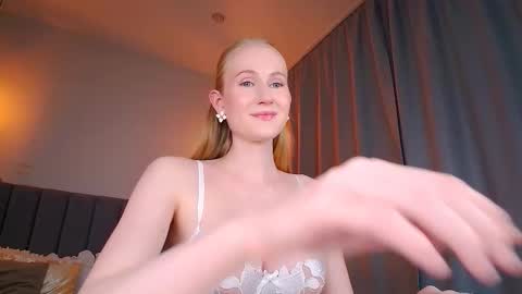 Snapshot of blondiemermaid chatting on September 27, 7:33 pm Mia online show from September 27, 7:33 pm